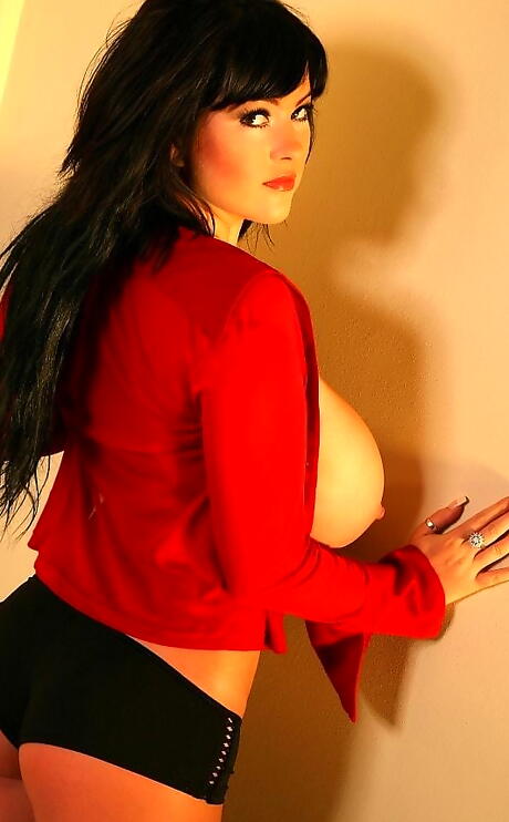 Attractive brittish brunette chubby Rachel Aldana exhibiting big tits and hot ass 